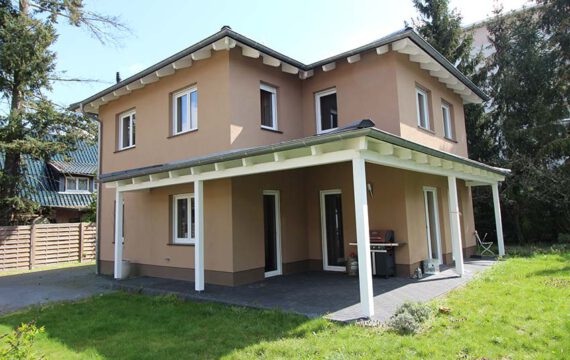 Hausansicht m. Terrasse