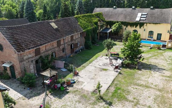 Ansicht Pool & Stall