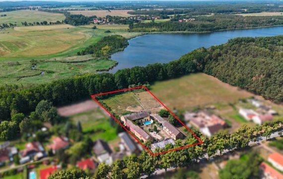 Grundstück (rot makiert)