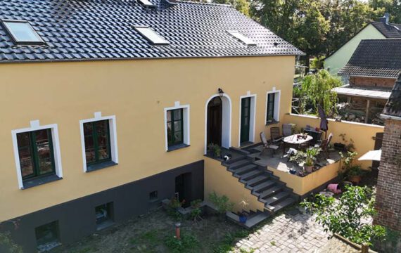 Bauernhaus Hofseite und Terrasse