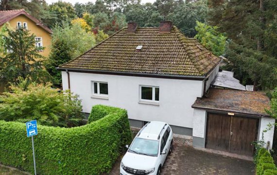 Straßenansicht mit Garage