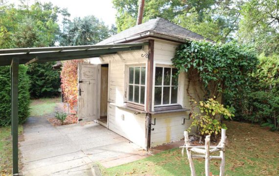 Nebengelass mit Terrasse